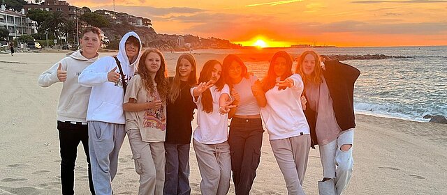 Freizeiten Jugendliche Caldetas Strand Sonnenuntergang Meer