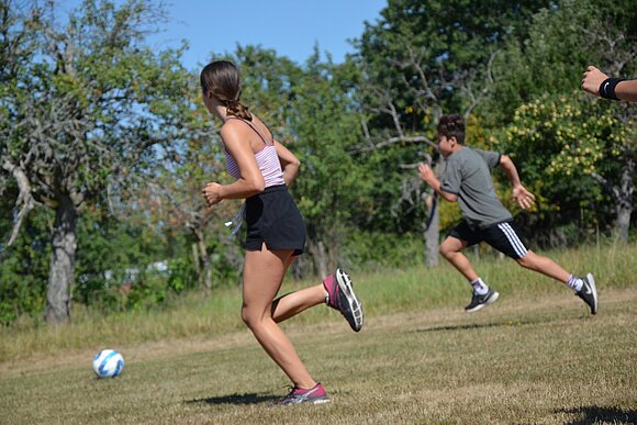 Teens spielen Fussball