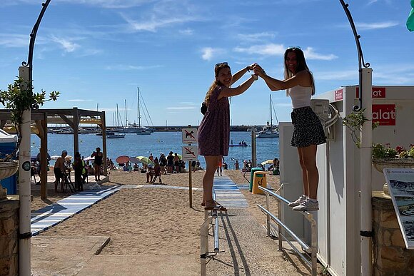 zwei Mädchen vor Meer 