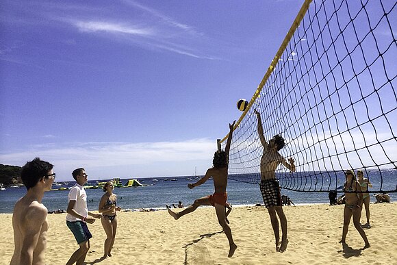 Jugendgruppe_spielt_Volleyball