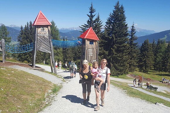 familie beim wandern familie beim wandern