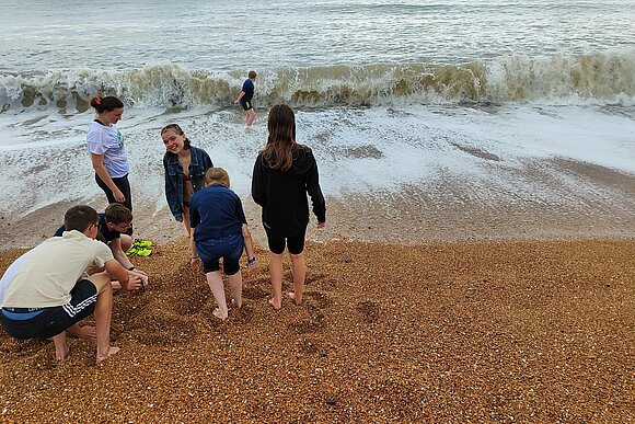 2023_England_Hastings_Strand Strand England Menschen