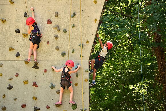 Kinder klettern auf Kletterturm