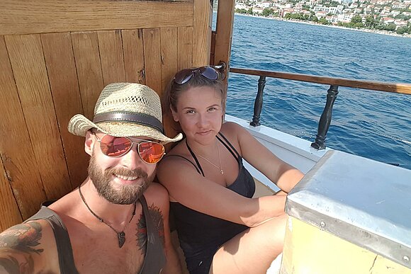 zwei Jugendliche auf Boot in Kroatien