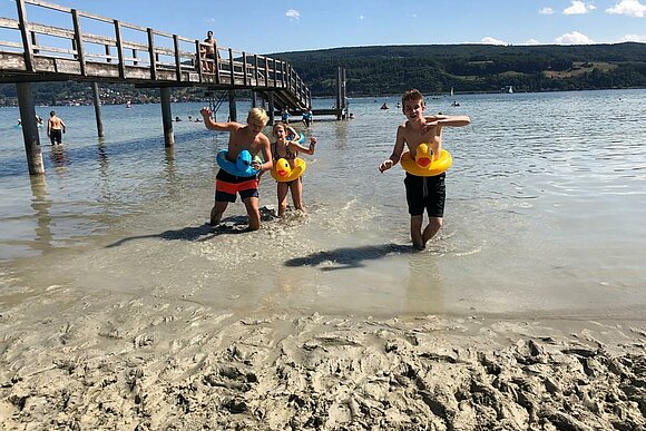 Kinder spielend im See
