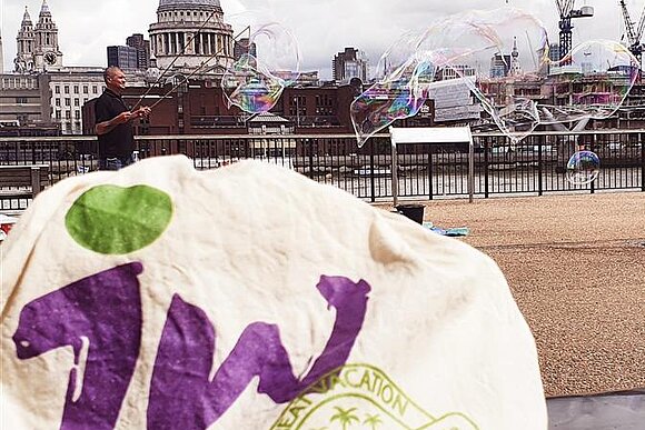 Skyline Stadt England mit Logo Jugendwerk 