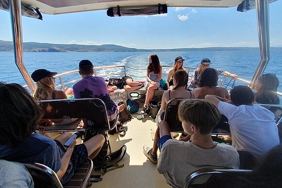 Boot mit jungen Menschen auf dem Meer