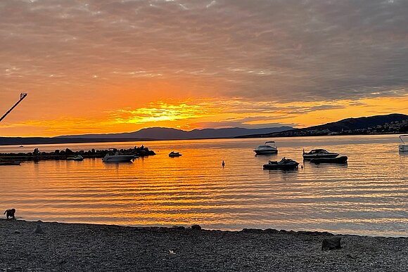 Sonnenuntergang Meer mit Booten und Strand