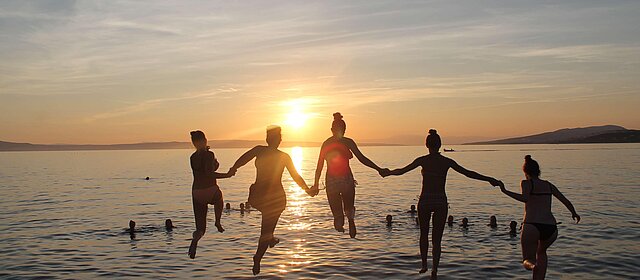Badeferien in Kroatien Jugendgruppe springt vom Steg ins Wasser