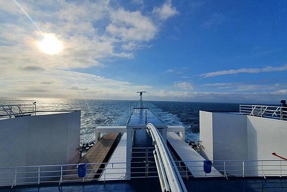 2023_Freizeiten_Southampton Fähre Meer Sonnenschein Himmel