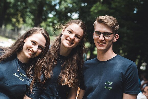 Jugendliche nebeneinander