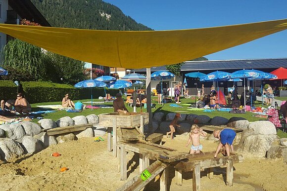 kinder auf dem Spielplatz kinder auf dem Spielplatz