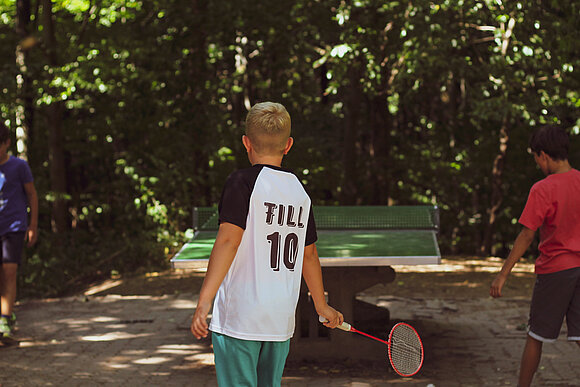 Tischtennisplatte Federball Ferienfreizeiten Kinder