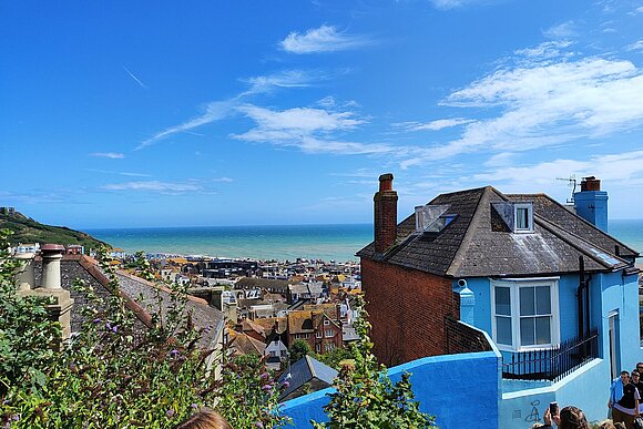 2023_England_Hastings_Promenade Küste England Häuserpromenade