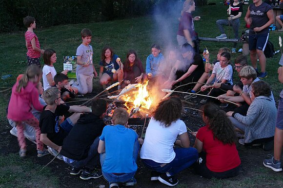 Jugendgruppe am Lagerfeuer