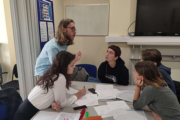 Schüler und Lehrer im Sprachunterricht