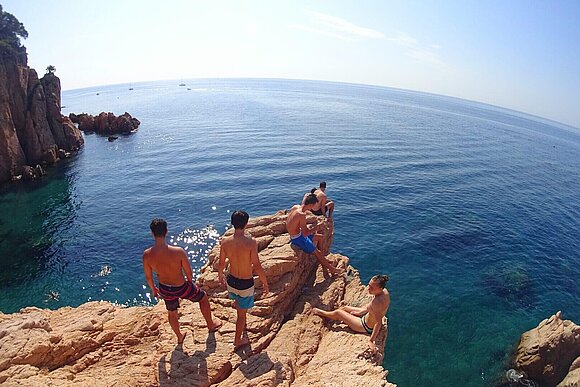 Jungs auf Klippe am Meer