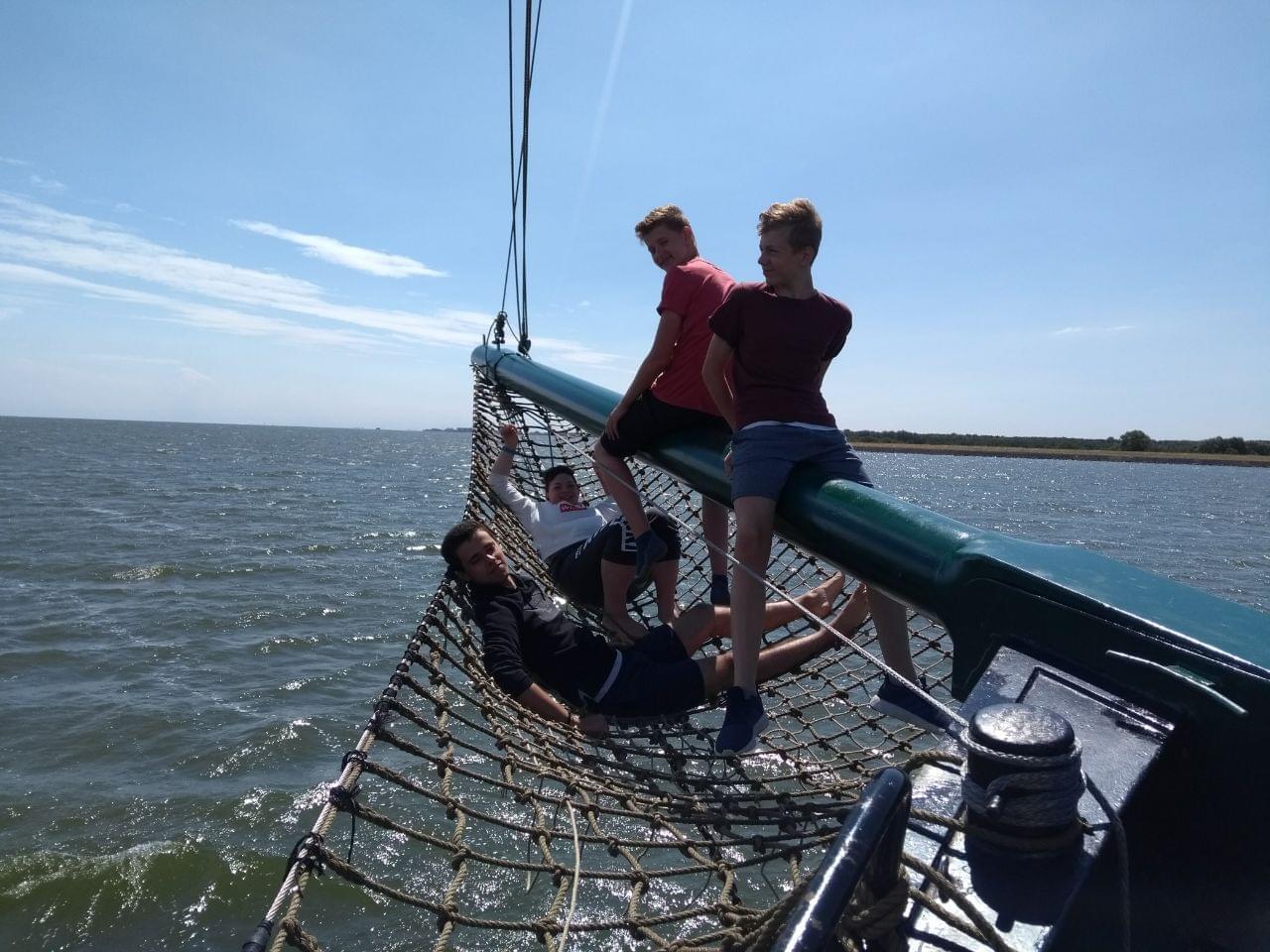 Jugendliche auf Segelboot