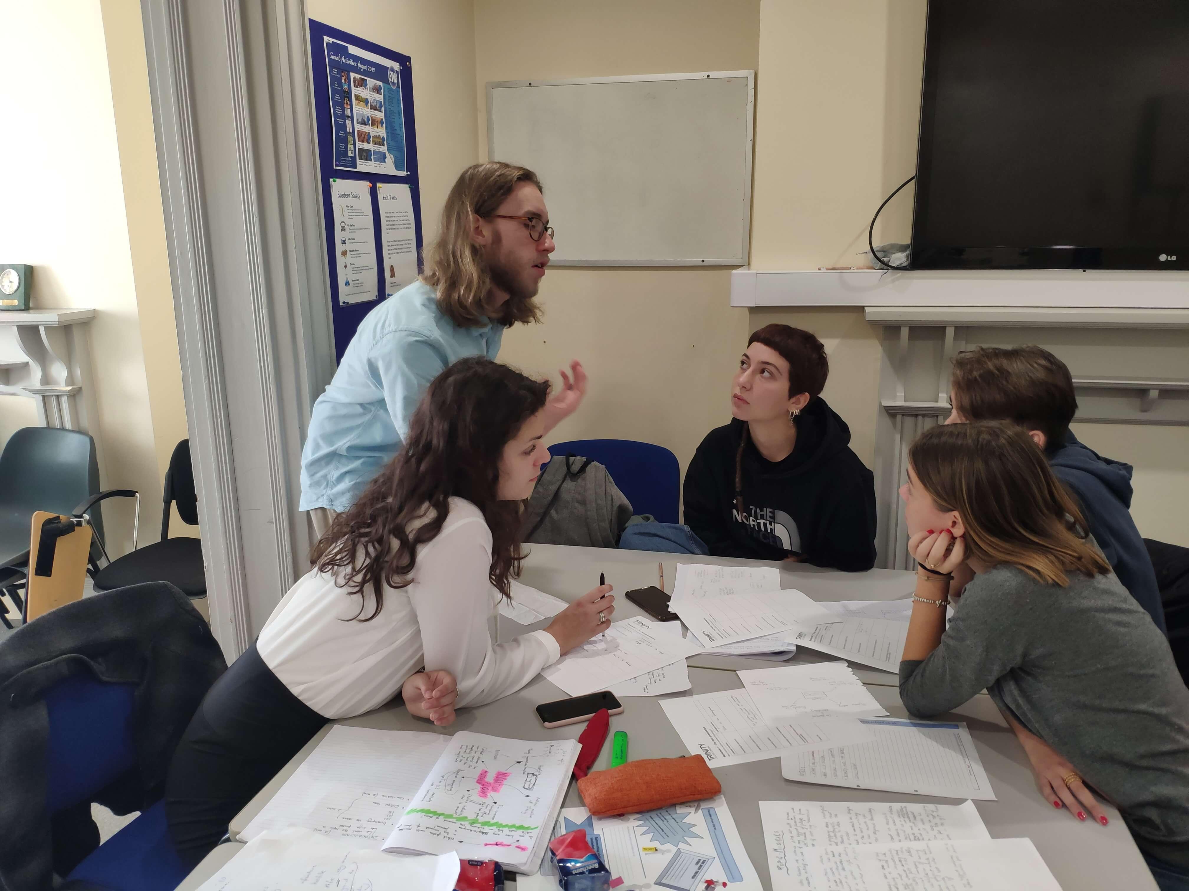 Englisch lernen Sommerferien Schüler und Lehrer im Sprachunterricht