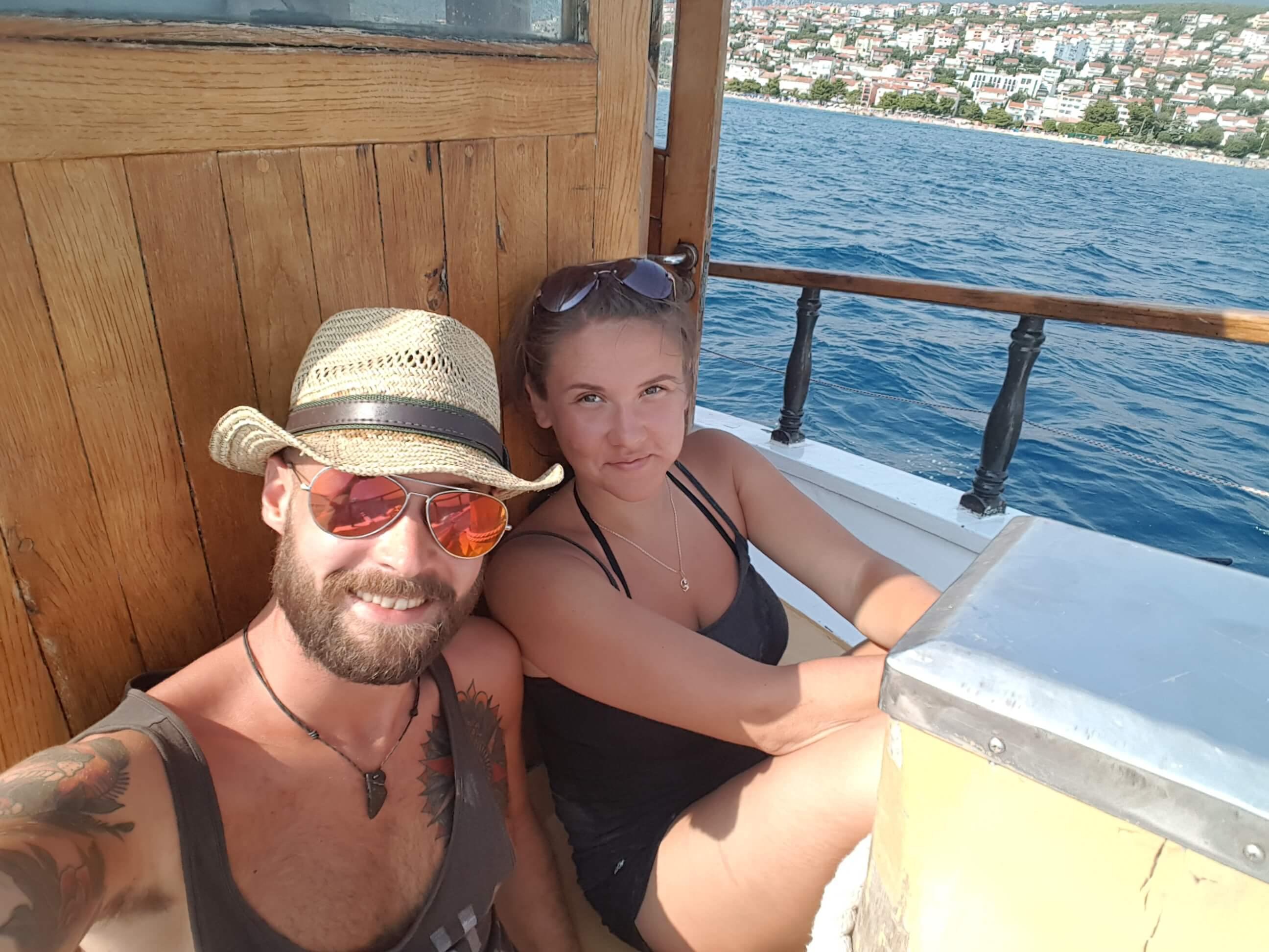 zwei Jugendliche auf Boot in Kroatien